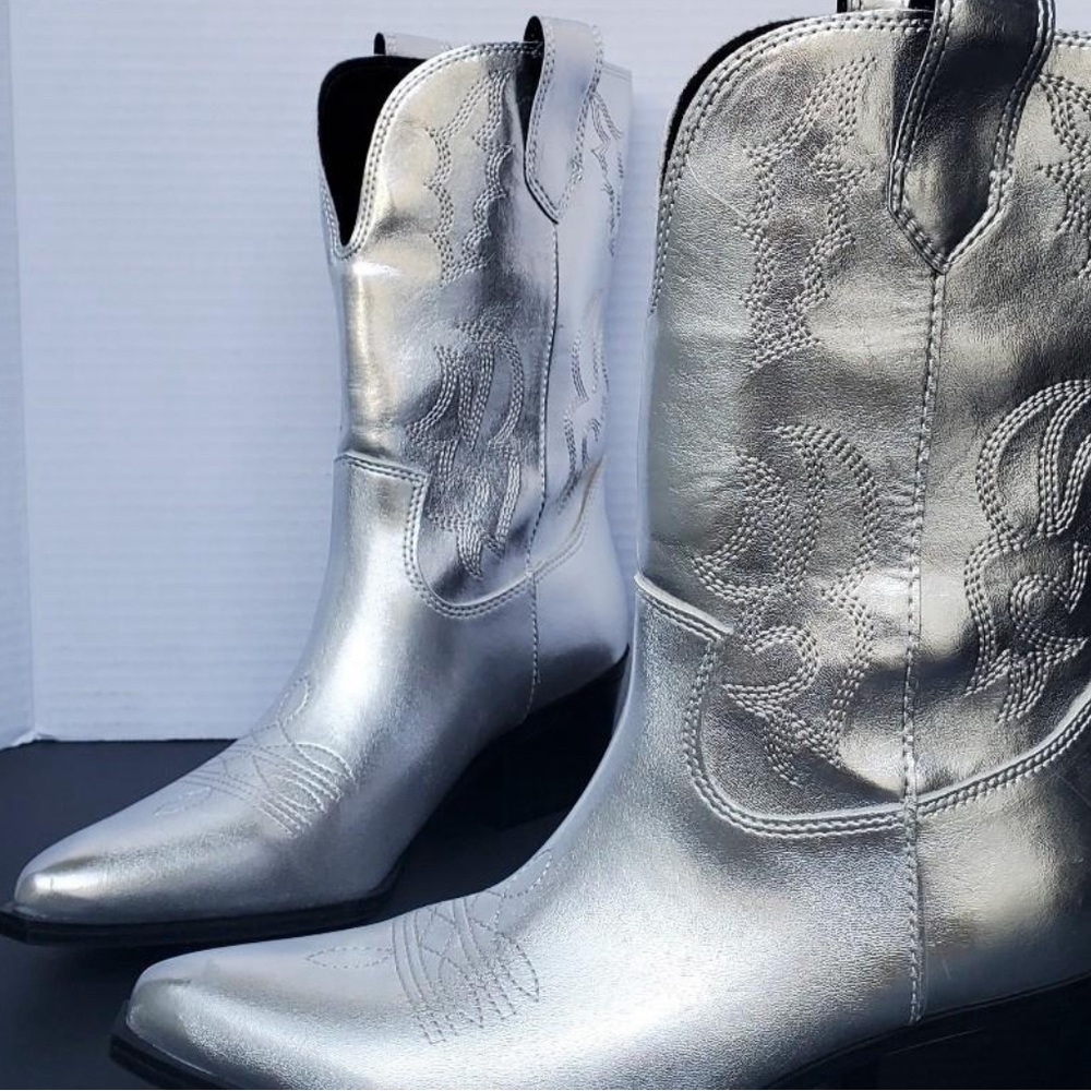 Indi go rd. Square toe silver style cowboy boots